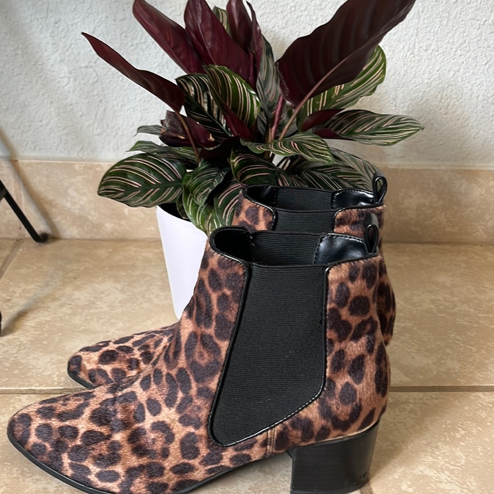 Nine West Cheetah Booties 8 1/2 felt material
